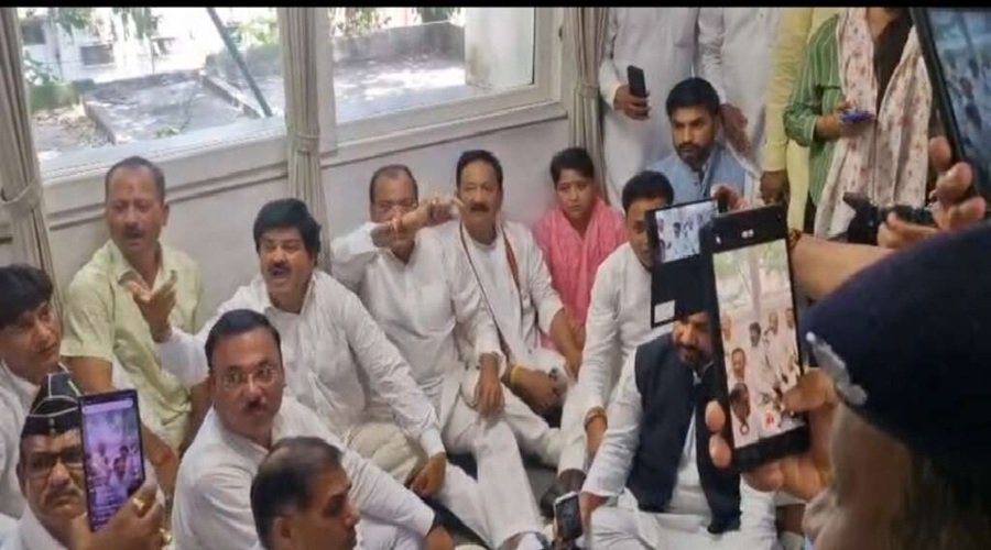 खड़गे की रैली से पहले हल्द्वानी में कांग्रेस और पुलिस आमने-सामने, SSP कार्यालय में कांग्रेस का धरना 