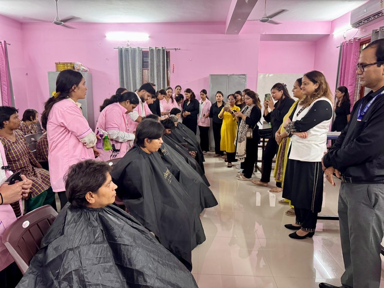 नारी निकेतन की संवासिनियों और बालिका निकेतन की बालिकाओं के लिए विशेष हेयर ग्रूमिंग एवं पर्सनल केयर क्लास