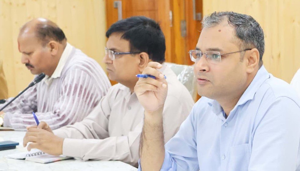36 दिन से अटकी 60 शिकायतों पर डीएम सख्त