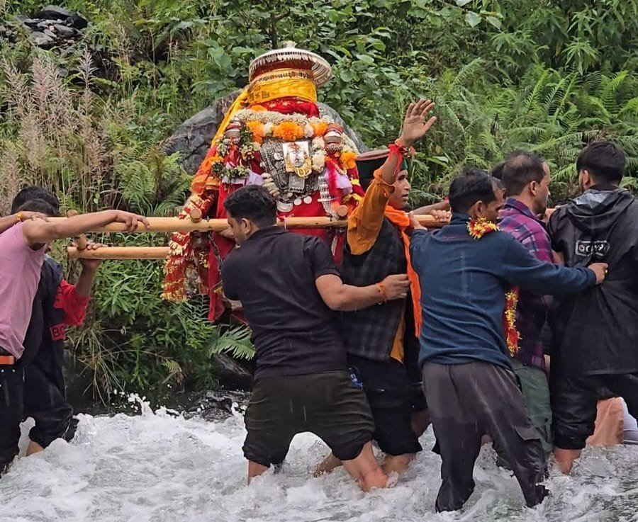 भलि केन जाया गौरा तू अपणा कैलाश…, बारिश पर भारी आस्था