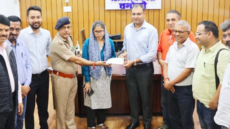 दिवंगत पत्रकार हरीश बिष्ट की पत्नी को मिली 5 लाख की सहायता