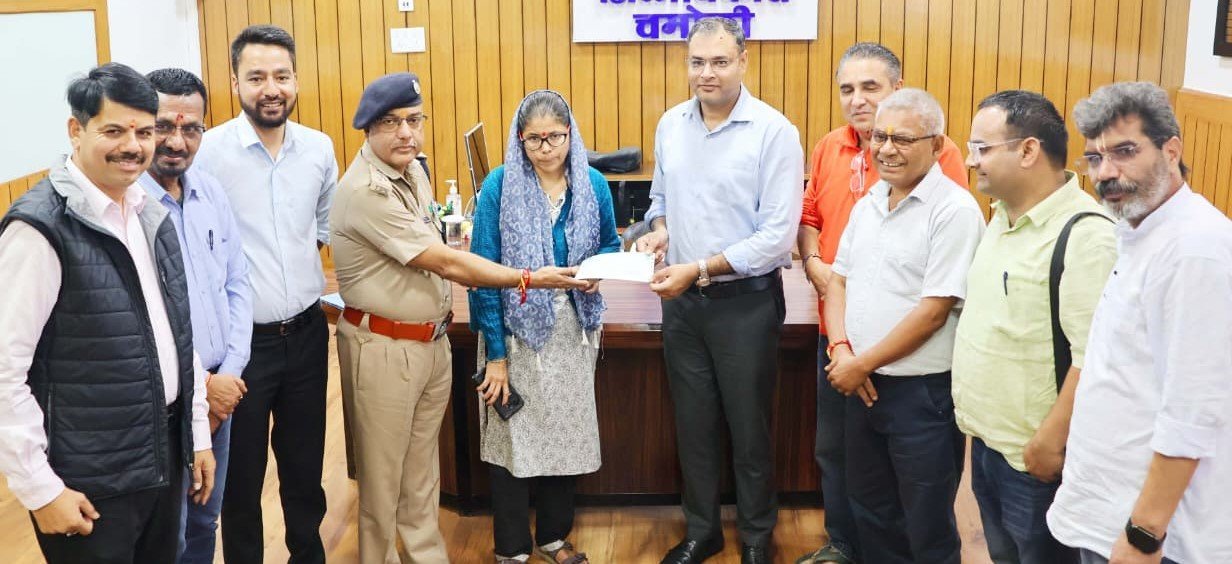 दिवंगत पत्रकार हरीश बिष्ट की पत्नी को मिली 5 लाख की सहायता