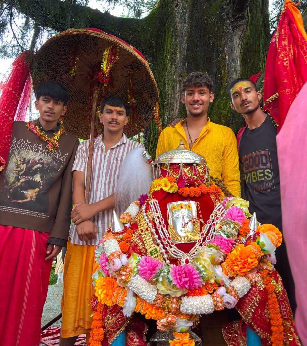 लोकगीतों और जागरों से बेटी को कैलाश विदा कर रहे ग्रामीण