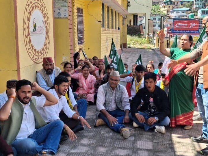 ज्योर्तिमठ अस्पताल में डॉक्टर और सुविधाओं का टोटा, यूकेडी का धरना