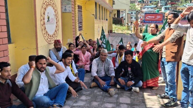 ज्योर्तिमठ अस्पताल में डॉक्टर और सुविधाओं का टोटा, यूकेडी का धरना