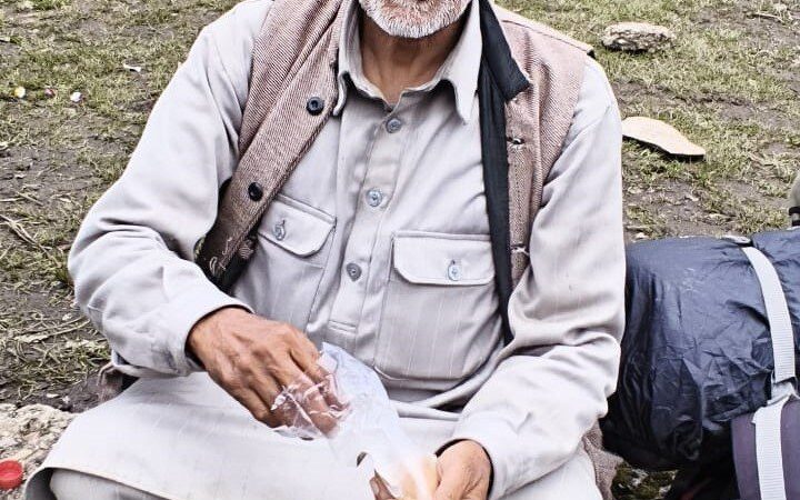 कठिन पहाड़ी रास्तों को पार कर 76 की उम्र में मां नंदा के दरबार वेदनी बुग्याल पहुंचे पूर्व सैनिक राजबल्लभ पुरोहित