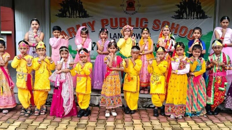 राधा-कृष्ण के रूप में सजे नन्हे सितारे, आर्मी पब्लिक स्कूल लैंसडौन में मनाई जन्माष्टमी