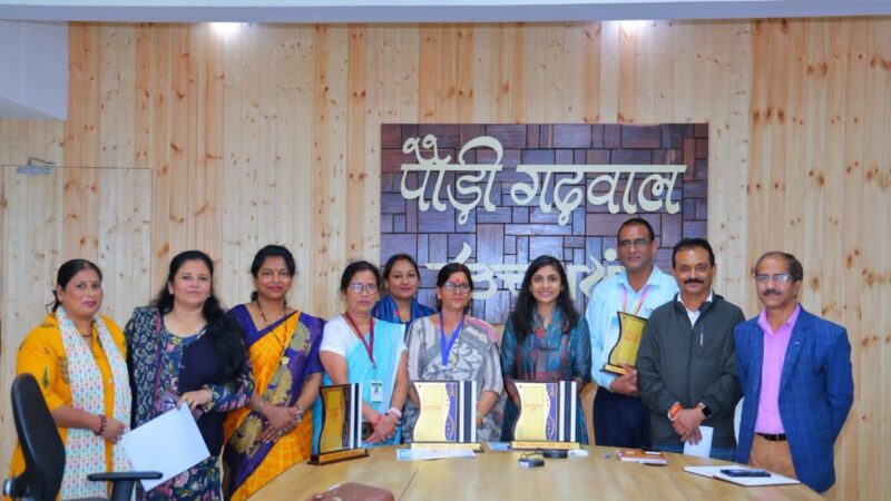 स्वतंत्रता दिवस की सांस्कृतिक प्रस्तुतियों से छाए स्कूल, DM ने किया सम्मानित