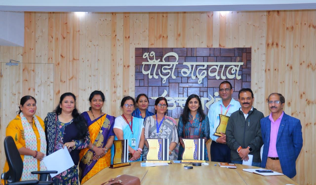 स्वतंत्रता दिवस की सांस्कृतिक प्रस्तुतियों से छाए स्कूल, DM ने किया सम्मानित