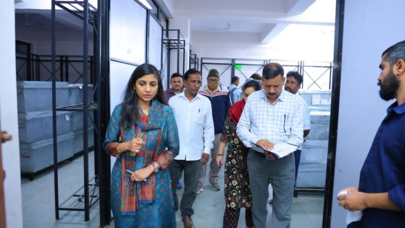 पौड़ी गढ़वाल : DM ने परखी ईवीएम-वीवीपैट की सुरक्षा, सीसीटीवी रिकॉर्ड भी किए चेक