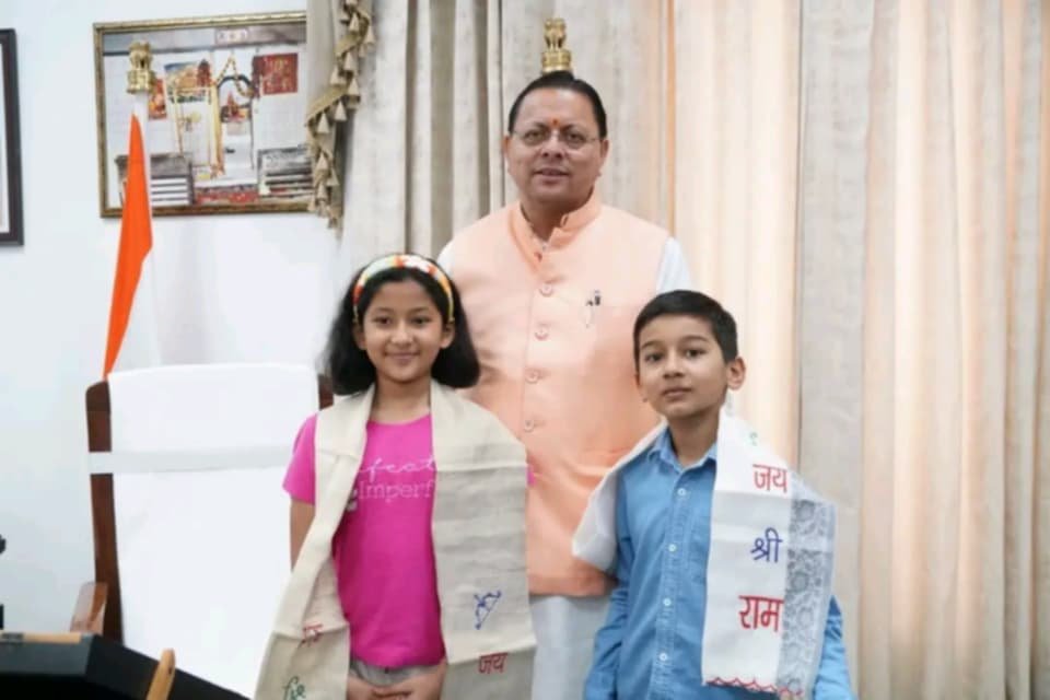 CM धामी से मिले माउंट किलिमंजारो फतह करने वाले नन्हे पर्वतारोही रियांश और प्रिशा