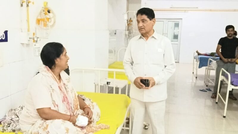 देर शाम बेस अस्पताल पहुंचे पूर्व स्वास्थ्य मंत्री सुरेन्द्र सिंह नेगी, वायरल संक्रमण एवं अन्य मरीजों का जाना हाल