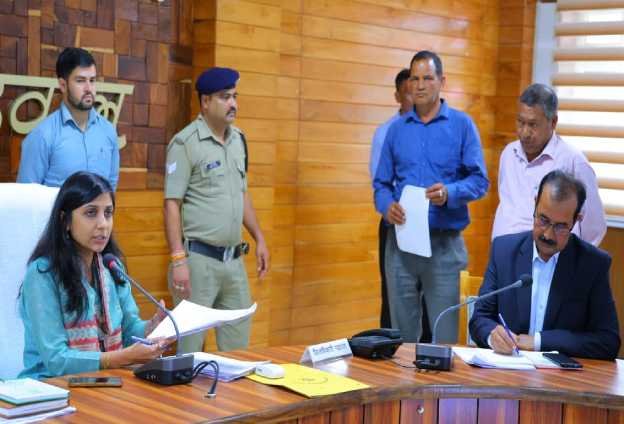 जनता मिलन में DM ने सुनीं 28 शिकायतें, अधिकारियों को समयबद्ध निस्तारण के निर्देश