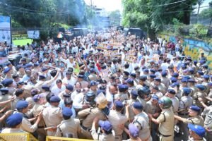 चुनाव आयोग के खिलाफ कांग्रेस का हल्लाबोल, सचिवालय घेरा