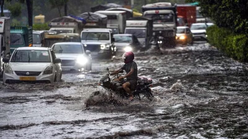 उत्तराखण्ड में भारी बारिश को लेकर रेड अलर्ट, स्कूल बंद