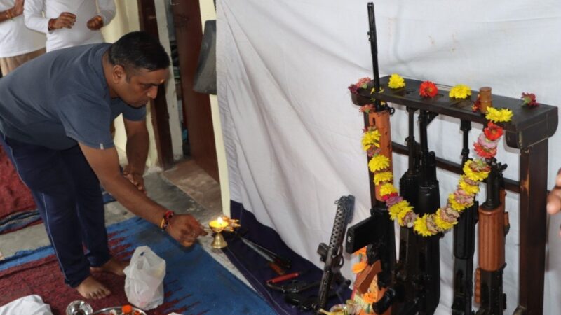 पुलिस लाइन में शस्त्रों और उपकरणों की पूजा