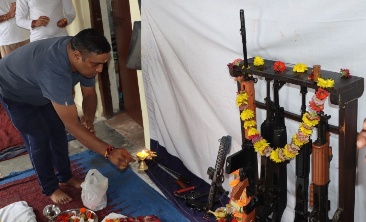 पुलिस लाइन में शस्त्रों और उपकरणों की पूजा