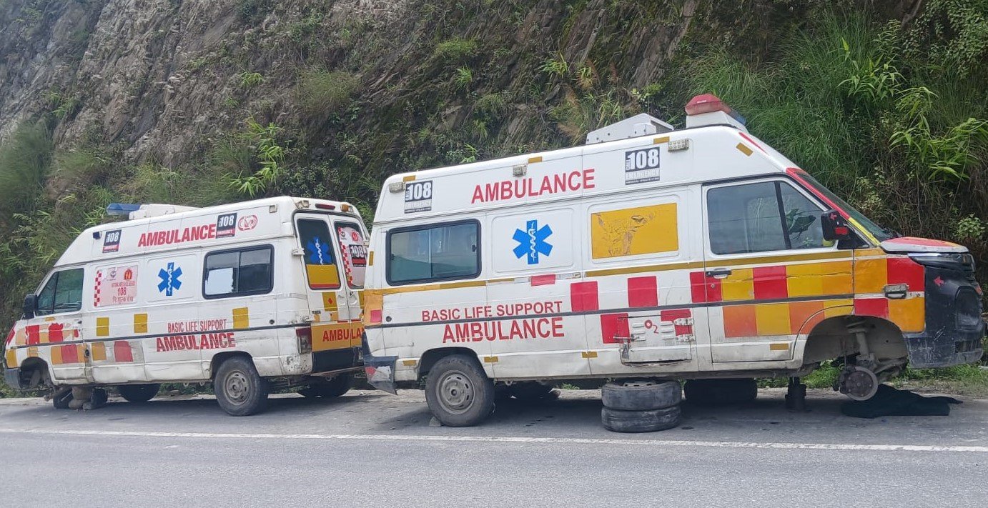 बीमार एंबुलेंस, भगवान भरोसे मरीज, हाइवे किनारे दम तोड़ती स्वास्थ्य व्यवस्था