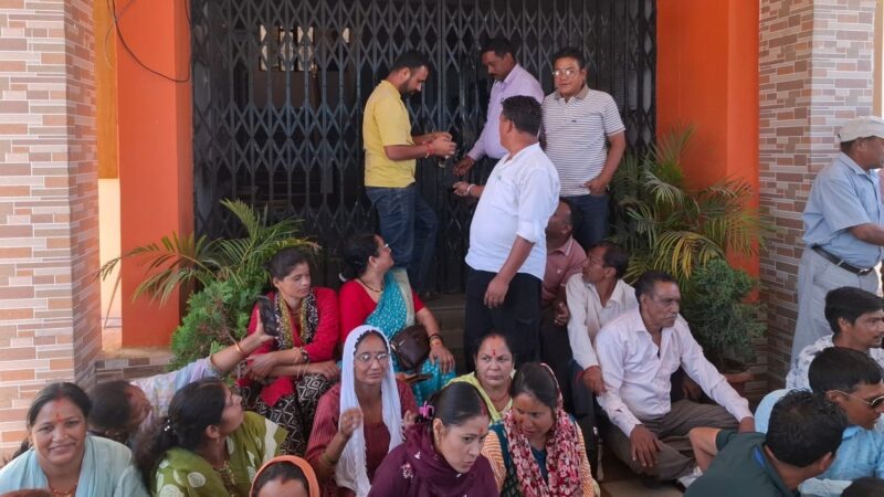 प्रधान संगठन ने मांगों को लेकर किया सीडीओ कार्यालय पर तालाबंदी