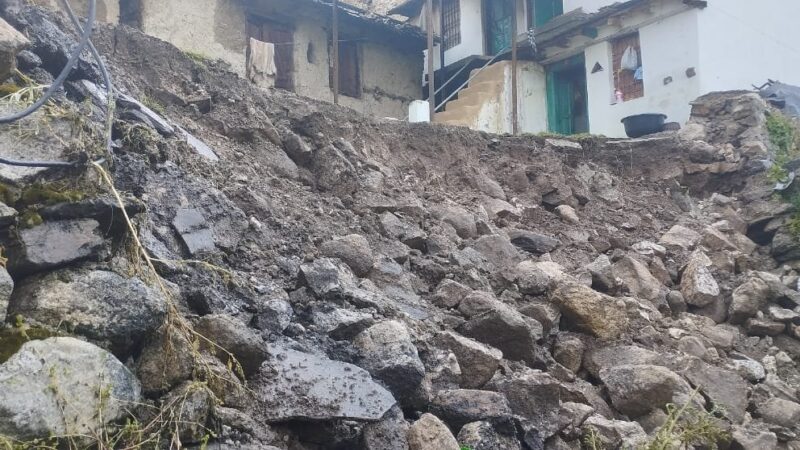 द्रोणागिरी में बारिश का कहर, सात मकान भूस्खलन की जद में