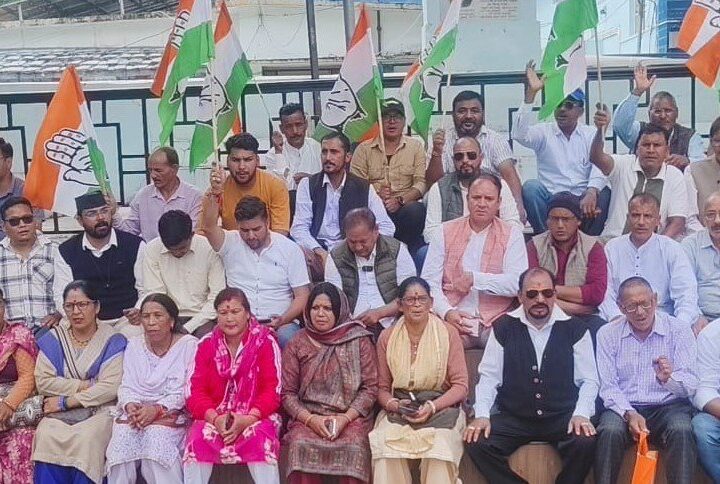 सीईसी के खिलाफ गोपेश्वर में कांग्रेस का हल्लाबोल
