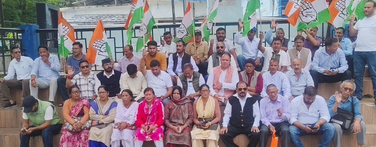 सीईसी के खिलाफ गोपेश्वर में कांग्रेस का हल्लाबोल
