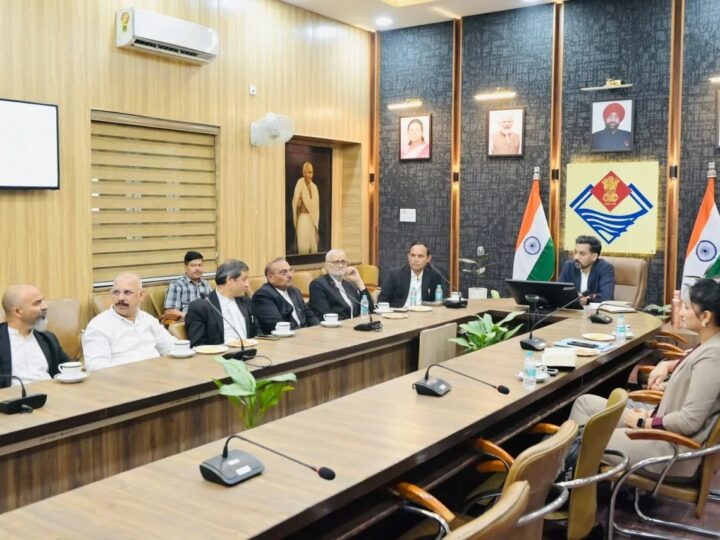 जिलाधिकारी डॉ. आशीष चौहान ने अधिकारियों को निर्देश दिए, भवन के डिजाइन एवं निर्माण योजना में फायर सेफ्टी प्लान, इमरजेंसी एग्जिट और लिफ्ट सिस्टम का विशेष ध्यान रखा जाए