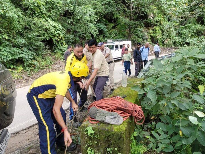 डंपर हादसे में चालक की मौत, गहरी खाई से SDRF ने शव निकाला