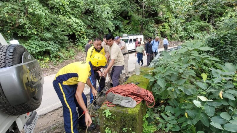 डंपर हादसे में चालक की मौत, गहरी खाई से SDRF ने शव निकाला
