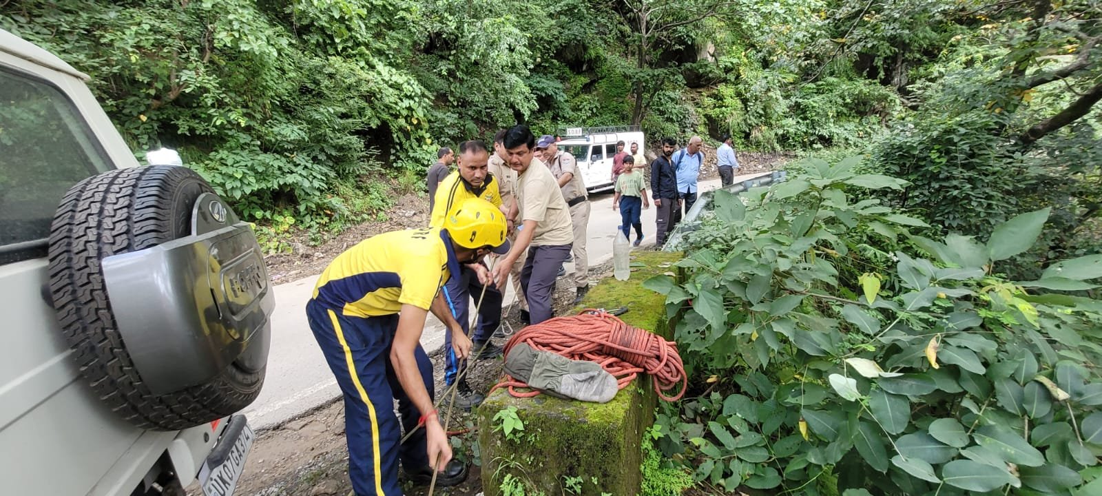 डंपर हादसे में चालक की मौत, गहरी खाई से SDRF ने शव निकाला