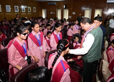 दिव्यांग बच्चों के बीच मुख्यमंत्री धामी ने मनाया जन्मदिन, बच्चों के साथ केक काटकर साझा की खुशियां, कहा – उनकी मुस्कान सबसे खास उपहार