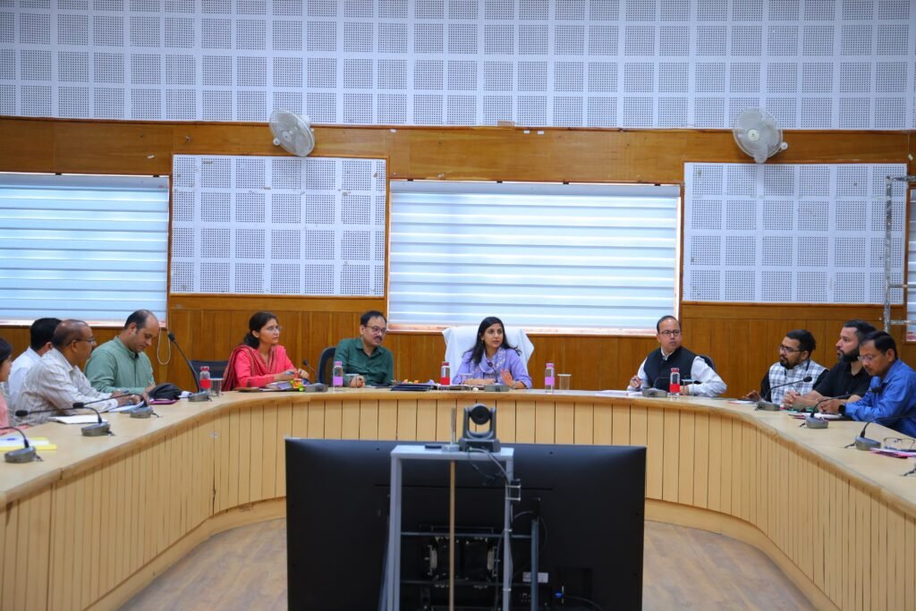 घेरबाड़ नीति के क्रियान्वयन में पारदर्शिता और गुणवत्ता का रखें ध्यान – डीएम स्वाति एस. भदौरिया