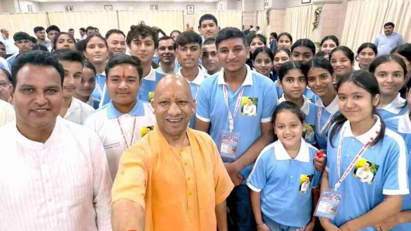 देवप्रयाग के मेधावी छात्रों से मिले यूपी के मुख्यमंत्री योगी आदित्यनाथ, साथ में खिंचवाई सेल्फी, छात्रों को प्रदान किए बैग