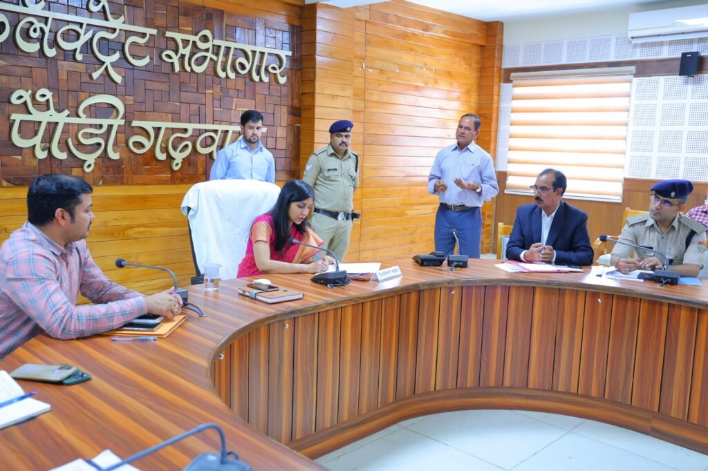 जनता दर्शन में 36 शिकायतें, डीएम स्वाति भदौरिया ने अफसरों को दिए समयबद्ध निस्तारण के निर्देश