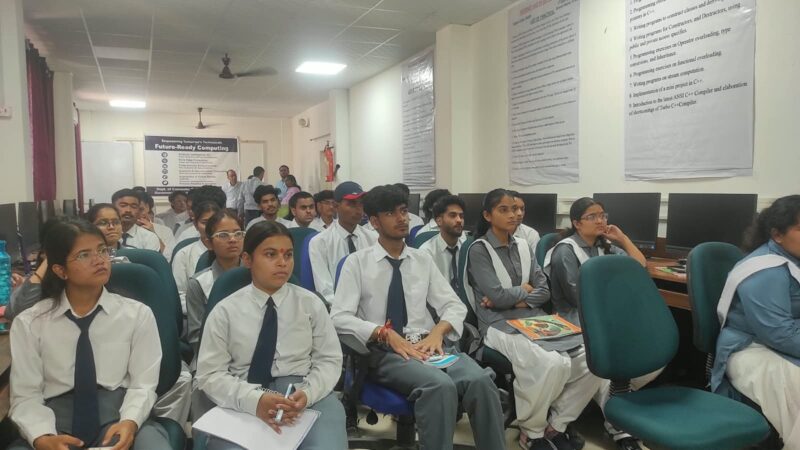 एक क्लिक की लापरवाही पड़ सकती है भारी, सोशल मीडिया का करें समझदारी से इस्तेमाल; साइबर अपराधियों को न दें कोई मौका