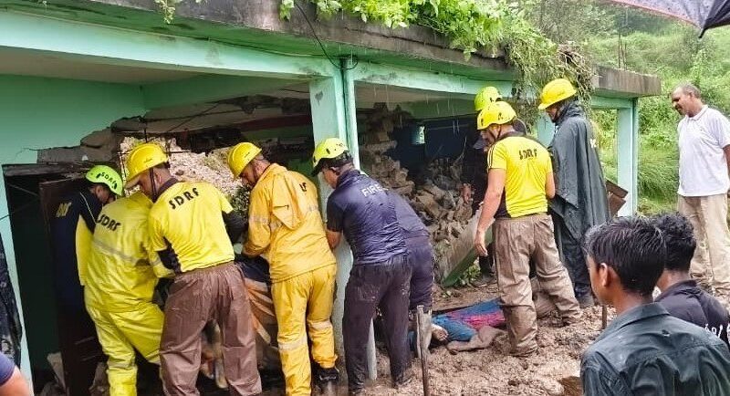 मकान ढहने से तीन लोगों की मौत, मलबे से बरामद हुए शव