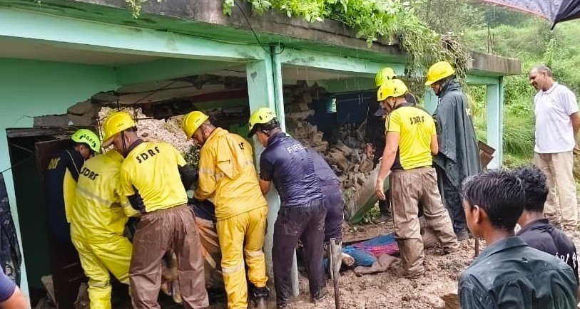 मकान ढहने से तीन लोगों की मौत, मलबे से बरामद हुए शव