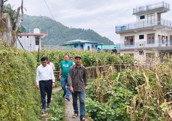 अपर जिलाधिकारी शैलेन्द्र सिंह नेगी ने ‎मक्का विलेज सैंजी गांव का भ्रमण कर सुनी ग्रामीणों की समस्याएं, निस्तारण के दिए निर्देश