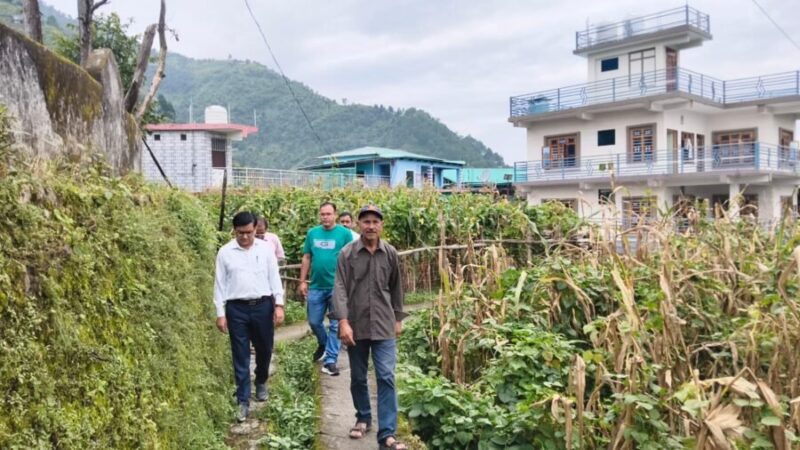 अपर जिलाधिकारी शैलेन्द्र सिंह नेगी ने ‎मक्का विलेज सैंजी गांव का भ्रमण कर सुनी ग्रामीणों की समस्याएं, निस्तारण के दिए निर्देश