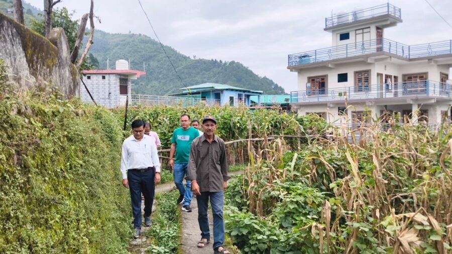 अपर जिलाधिकारी शैलेन्द्र सिंह नेगी ने ‎मक्का विलेज सैंजी गांव का भ्रमण कर सुनी ग्रामीणों की समस्याएं, निस्तारण के दिए निर्देश