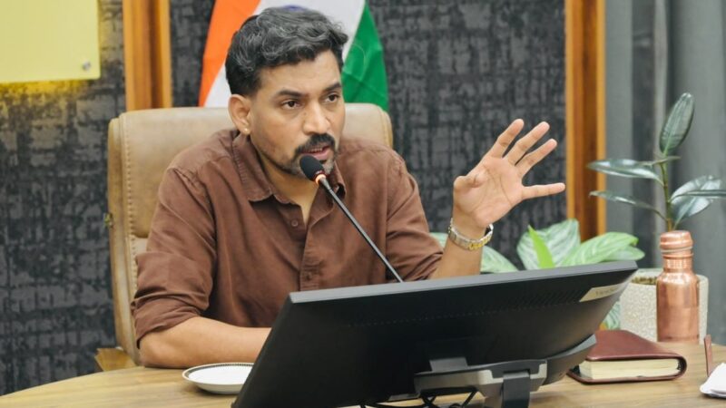 नदियों में कूड़ा डालने वालों पर होगी एफआईआर, डीएम डॉ. आशीष चौहान ने अनधिकृत डंपिंग साइट तत्काल चिन्हित करने के निर्देश
