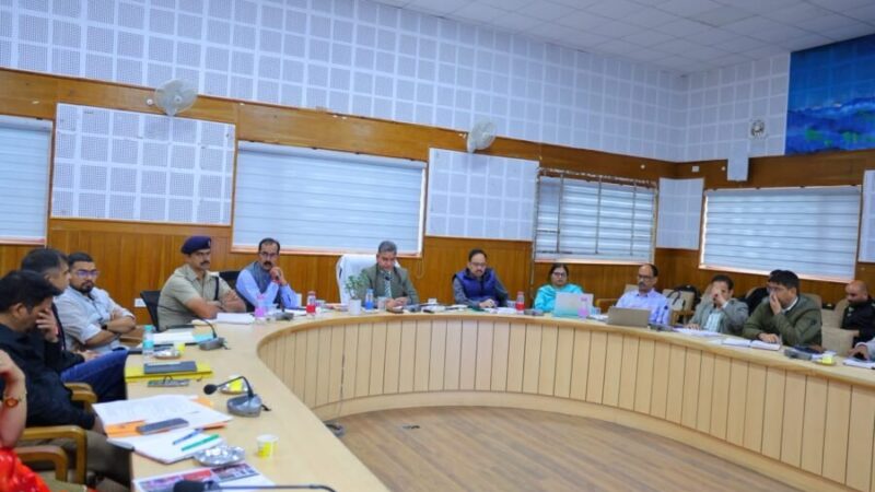 घोषणाओं पर सुस्ती नहीं, समयबद्ध पूरा करें काम – सचिव दीपक कुमार