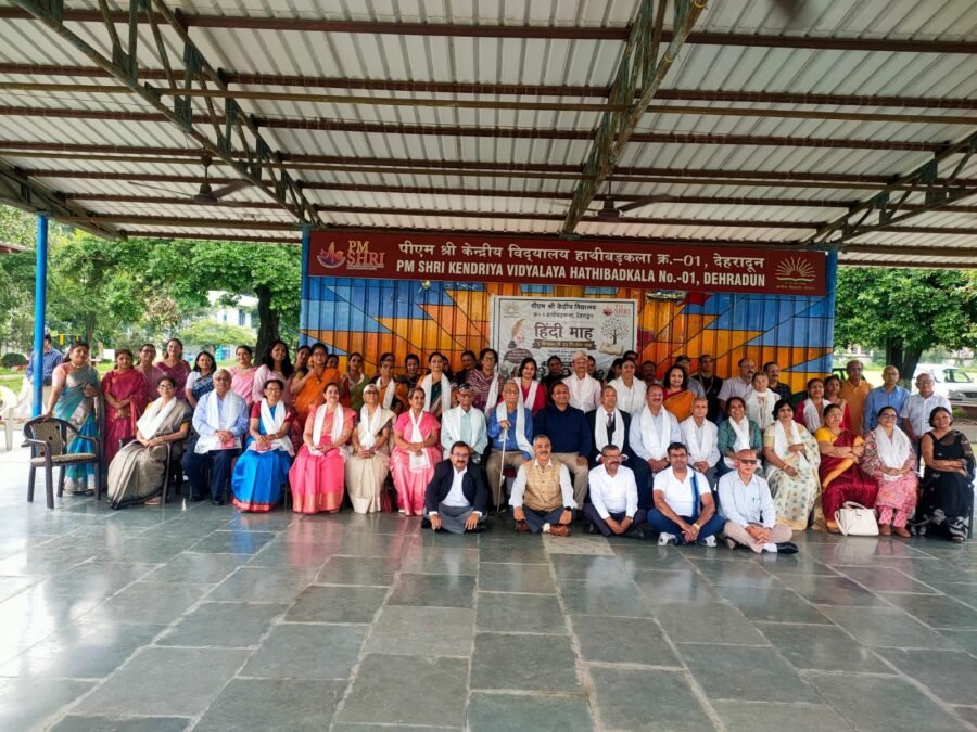 गुरुओं के सम्मान में झुका पूरा स्कूल, एक मंच पर जुटे 30 से अधिक सेवानिवृत्त शिक्षक