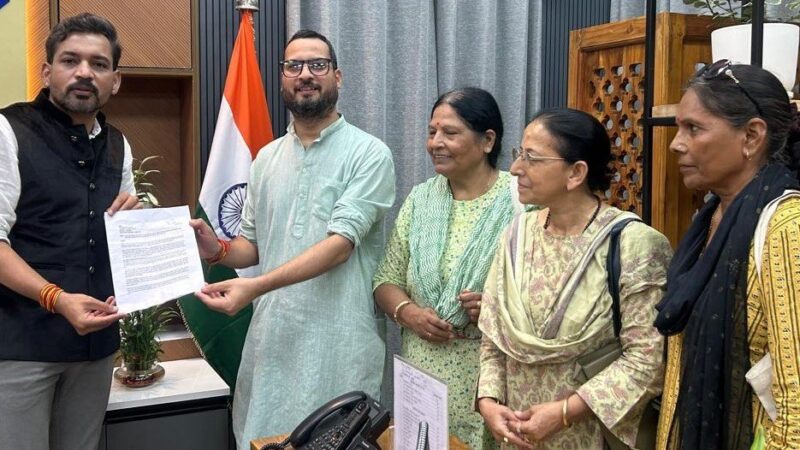 सरकारी जमीन पर सरकार को घेरा, यूआईआईडीबी भंग करने की मांग