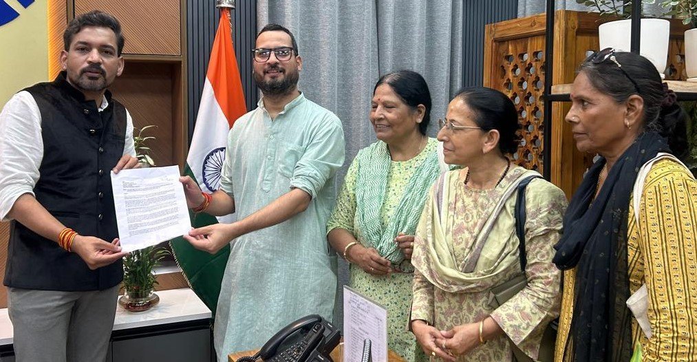 सरकारी जमीन पर सरकार को घेरा, यूआईआईडीबी भंग करने की मांग