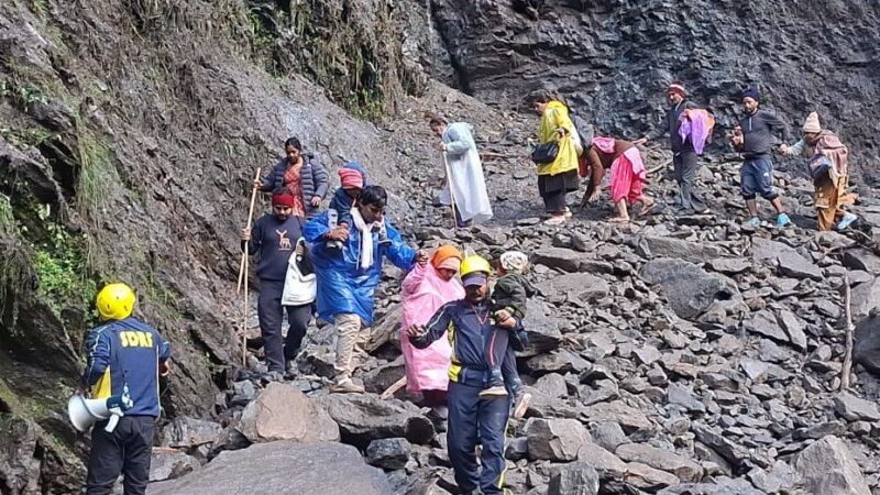 चीड़वासा में लैंडस्लाइड के बीच यात्रियों को सुरक्षित निकाला