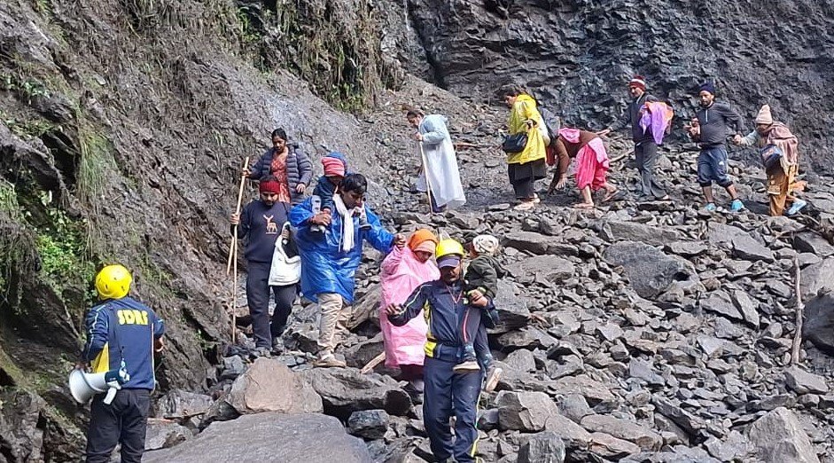 चीड़वासा में लैंडस्लाइड के बीच यात्रियों को सुरक्षित निकाला