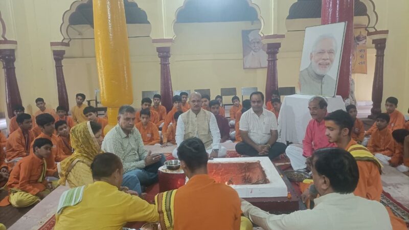 यज्ञ की आहुति से गूंजा “सेवा संकल्प”, संस्कृत शिक्षा सचिव दीपक कुमार गैरोला ने दिलाया राष्ट्रसेवा का संकल्प