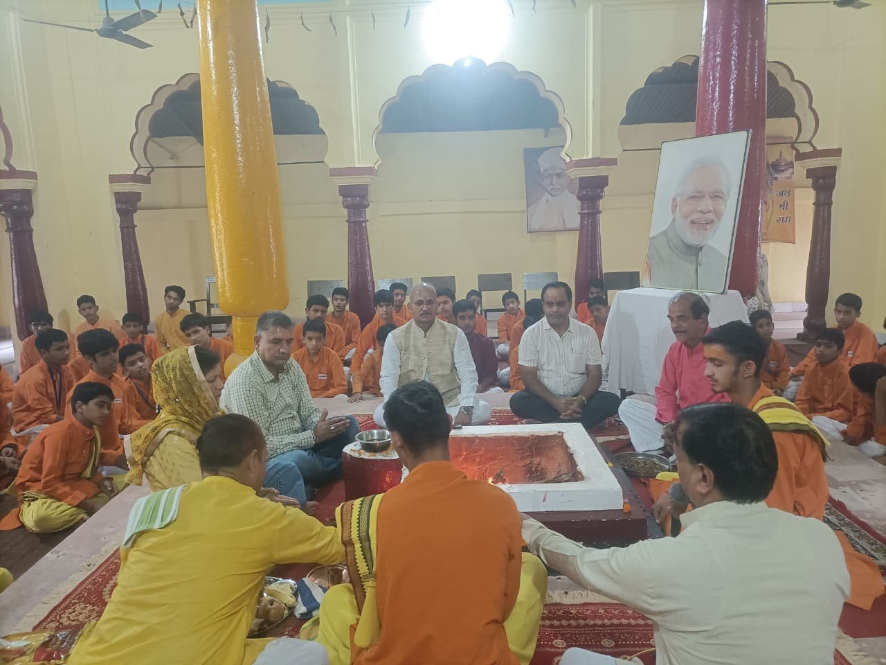 यज्ञ की आहुति से गूंजा “सेवा संकल्प”, संस्कृत शिक्षा सचिव दीपक कुमार गैरोला ने दिलाया राष्ट्रसेवा का संकल्प