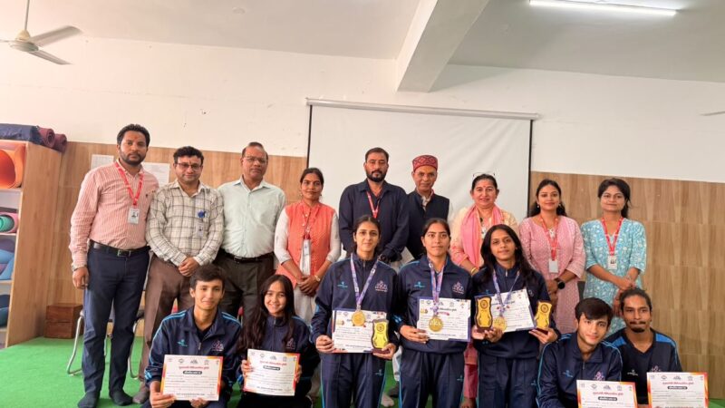 मुख्यमंत्री चैम्पियनशिप ट्रॉफी में श्री गुरु राम राय विश्वविद्यालय के योग विद्यार्थियों का शानदार प्रदर्शन, आर्टिस्टिक योगासन में दो स्वर्ण पदक जीतकर एसजीआरआर विश्वविद्यालय का नाम किया रोशन
